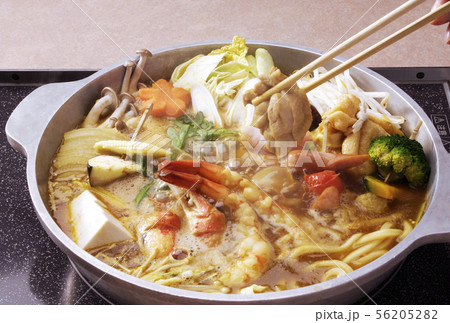 すき鍋　鍋料理　鍋イメージ 56205282