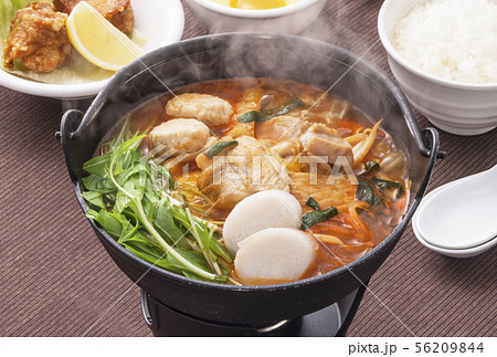 チゲ鍋 鍋料理 韓国料理 味噌煮込み アツアツの赤から鍋 鍋イメージ チゲ鍋 鍋料理 韓国料理 味噌煮込み アツアツの赤から鍋 鍋イメージ 56209844