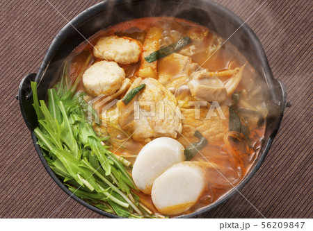 チゲ鍋　鍋料理　韓国料理　味噌煮込み　アツアツの赤から鍋　イメージ素材 56209847
