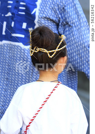 祭りの神輿を担ぐ風景 祭りの神輿を担ぐ風景 56216342
