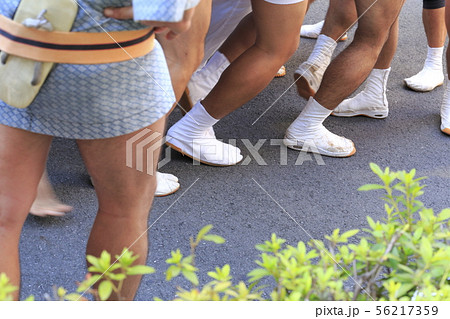 祭り　神輿を担ぎ手 56217359