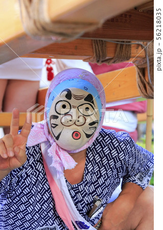 お祭り お面をかぶった神輿の担ぎ手 お祭り お面をかぶった神輿の担ぎ手 56218035