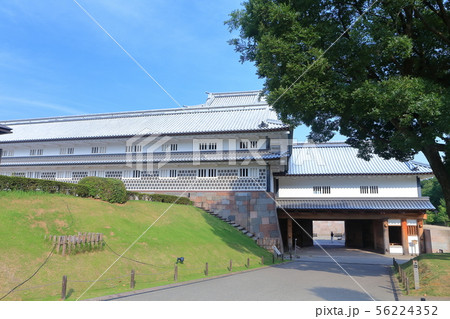 【石川県】晴天下の金沢城　橋爪門続櫓 56224352