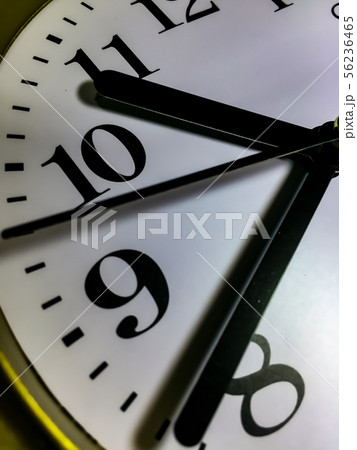 The clock  time at 22:00  o'clock 56236465