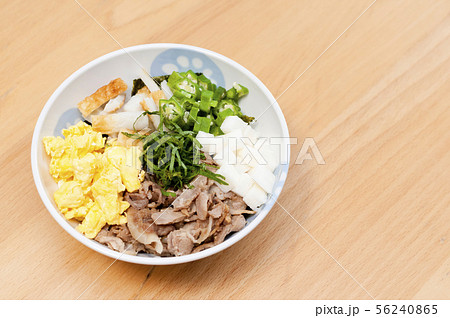 お手軽丼（冷蔵庫に余った食材で丼飯） 56240865