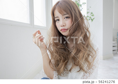 ゆるふわロングヘアー 日本人 ヘアスタイル 髪型 美容 モデルの写真素材