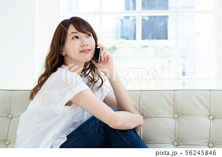 若い女性（スマホ 56245846