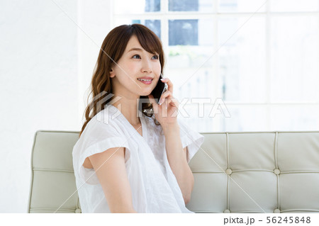 若い女性（スマホ 56245848