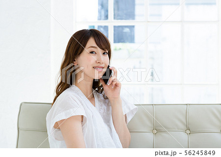 若い女性（スマホ 56245849