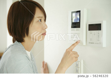 インターホン　女性　心配 56246320