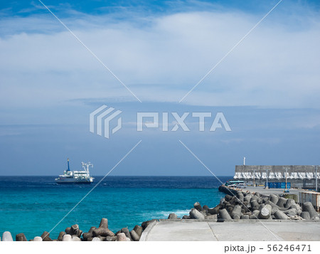 真夏の神津島　マリンブルーの多幸湾の風景と入港するフェリー 56246471