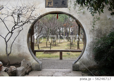 蘇州園林・留園の門洞 56246717