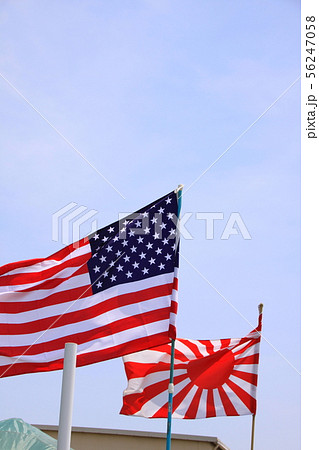 日米の国旗 56247058