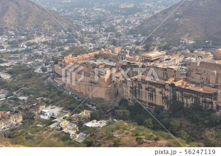 インドのジャイプル ジャイガル要塞から見た世界遺産のアンベール城と周辺の街並み インドのジャイプル ジャイガル要塞から見た世界遺産のアンベール城と周辺の街並み 56247119