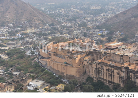 インドのジャイプル ジャイガル要塞から見た世界遺産のアンベール城と周辺の街並み インドのジャイプル ジャイガル要塞から見た世界遺産のアンベール城と周辺の街並み 56247121