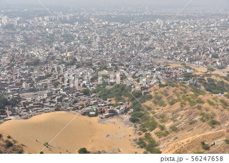 インドのジャイプル　ナルガール要塞から見た美しい街並み　密集するレンガ造りの建物 56247658