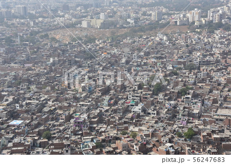 インドのジャイプル　ナルガール要塞から見た美しい街並み　密集するレンガ造りの建物 56247683
