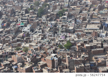 インドのジャイプル　ナルガール要塞から見た美しい街並み　密集するレンガ造りの建物 56247754