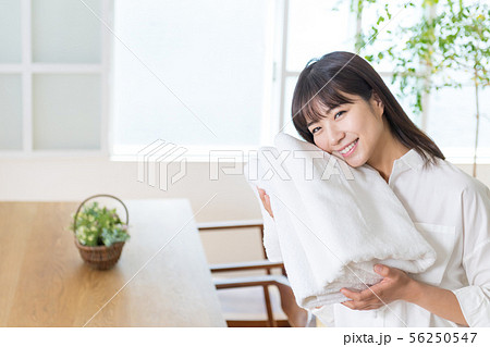 若い女性、洗濯物、タオル、ポートレート、部屋 56250547