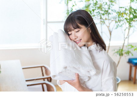 若い女性、洗濯物、タオル、ポートレート、部屋 56250553