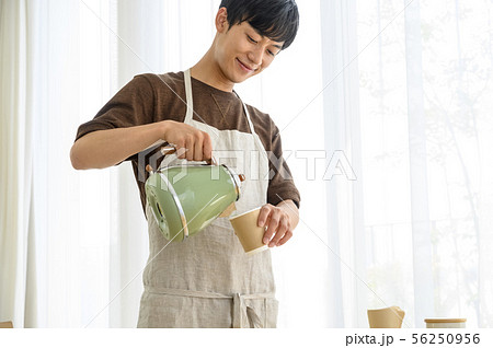 カフェ店員 男性 カフェ店員 男性 56250956