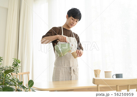 カフェ店員 男性 カフェ店員 男性 56250959
