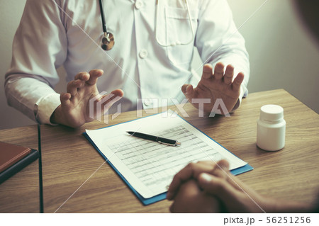 Doctor was explaining about the treatment to the Doctor was explaining about the treatment to the 56251256