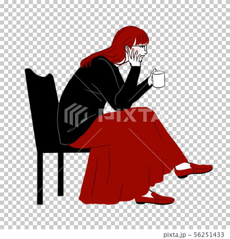 少婦坐椅子和飲用的咖啡 少婦坐椅子和飲用的咖啡 56251433