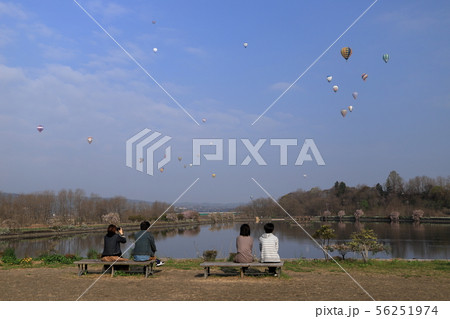 佐久バルーンフェスティバル/ベンチに座ってバルーン見物 56251974