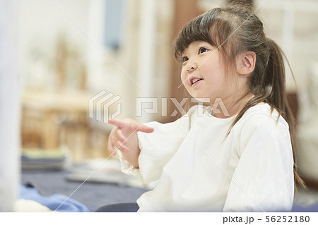 家で遊ぶ子供 56252180