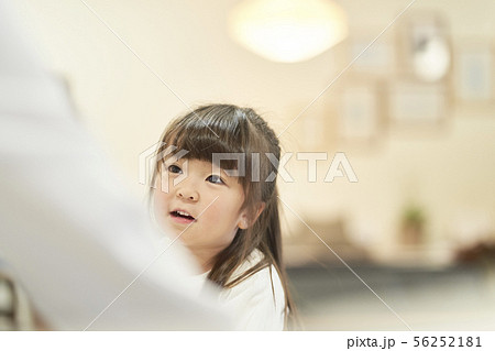 家で遊ぶ子供 56252181