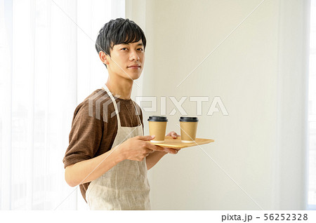 カフェ店員　男性 56252328