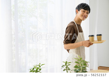 カフェ店員　男性 56252337