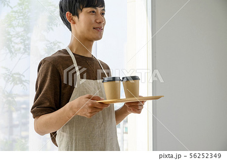 カフェ店員 男性 カフェ店員 男性 56252349