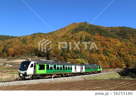 紅葉の中を走るリゾートビューふるさとHB-E300系/小海線(八ヶ岳高原ライン) 紅葉の中を走るリゾートビューふるさとHB-E300系/小海線(八ヶ岳高原ライン) 56253180