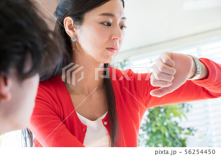 ビジネスシーン　男女 56254450