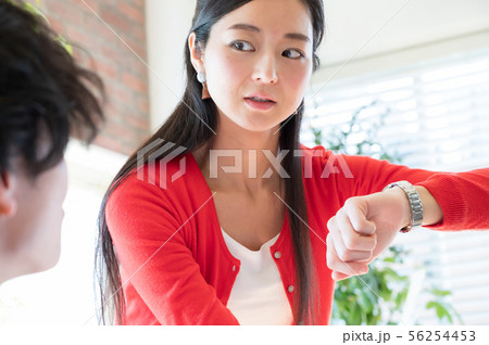ビジネスシーン　男女 56254453