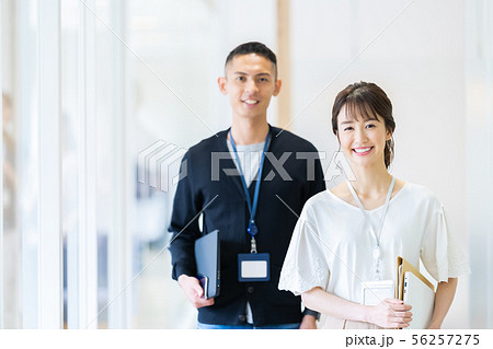ビジネスイメージ　男性社員　女性社員　 56257275