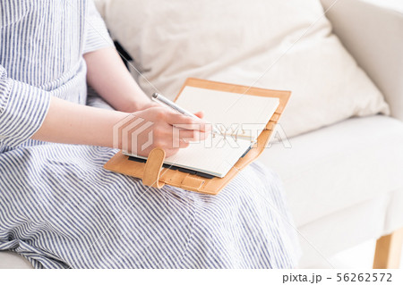 女性 スケジュール帳 手元 女性 スケジュール帳 手元 56262572