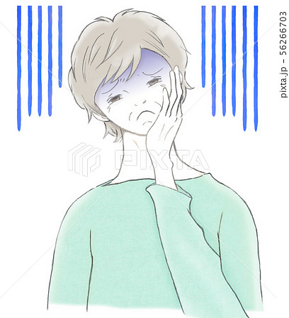 青い顔_頬に手_シニア女性 56266703