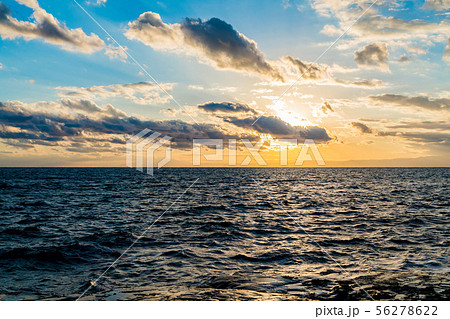 夕日の沈む海 夕日の沈む海 56278622