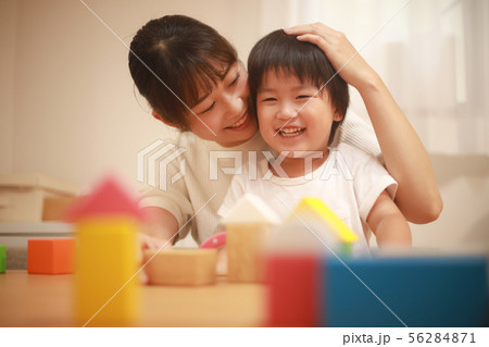 積み木で遊ぶ親子 積み木で遊ぶ親子 56284871
