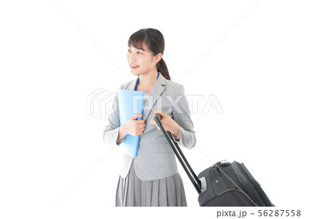 出張に行く若いビジネスウーマン 出張に行く若いビジネスウーマン 56287558