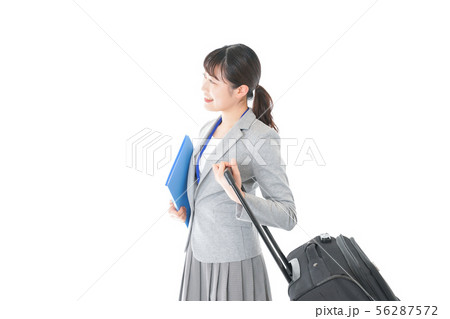 出張に行く若いビジネスウーマン 出張に行く若いビジネスウーマン 56287572