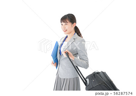 出張に行く若いビジネスウーマン 56287574