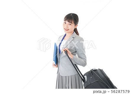 出張に行く若いビジネスウーマン 出張に行く若いビジネスウーマン 56287579
