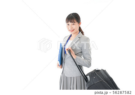出張に行く若いビジネスウーマン 出張に行く若いビジネスウーマン 56287582