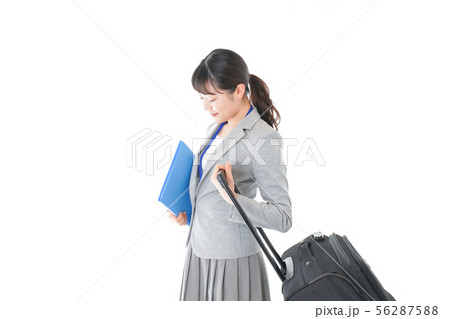出張に行く若いビジネスウーマン 56287588