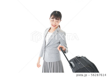 出張に行く若いビジネスウーマン 56287614