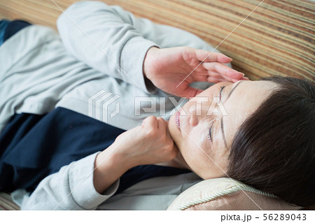 体調不良　女性　ミドル　 56289043